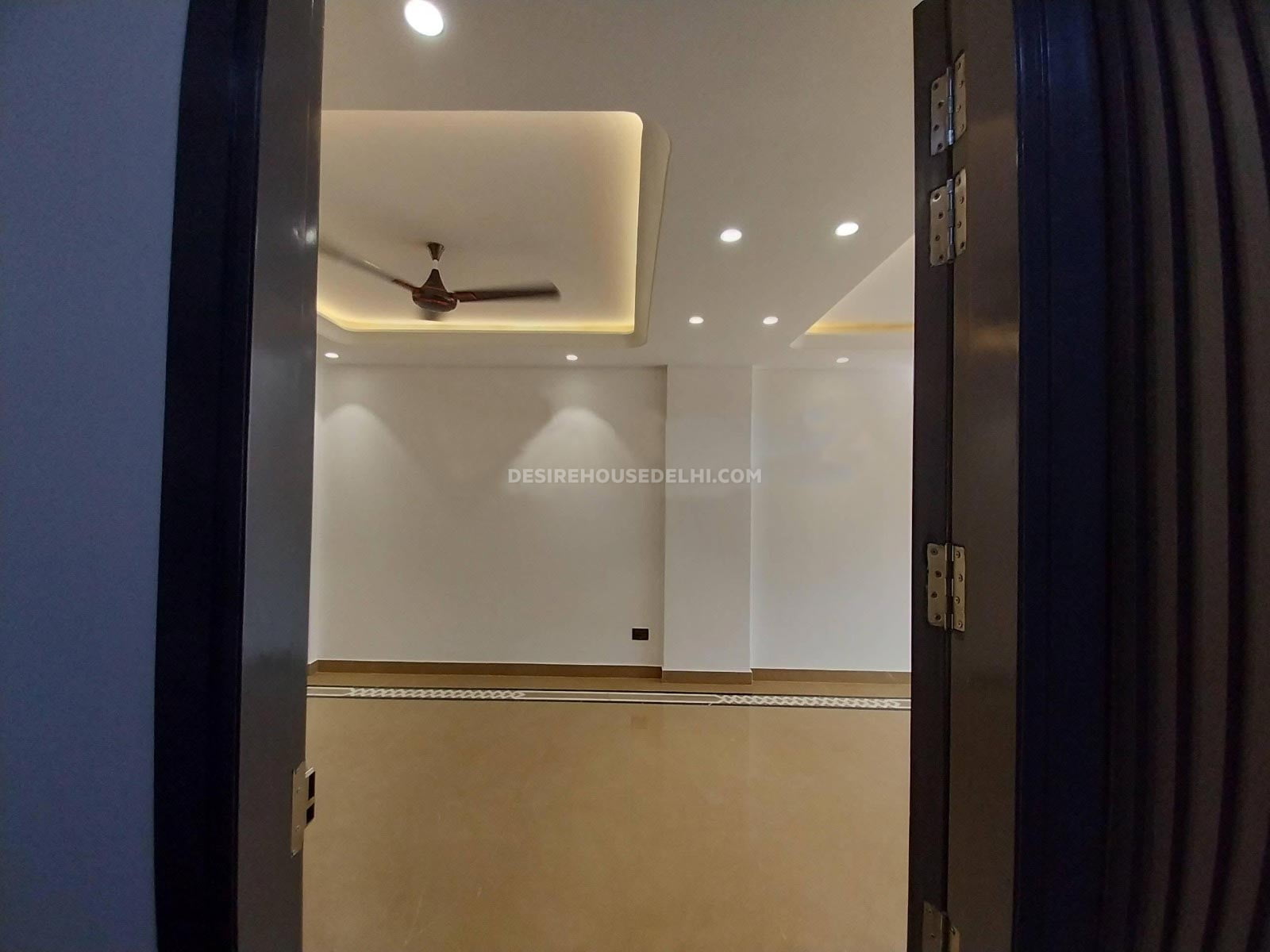 Luxury-Flat-in-Sarvapriya-Vihar-available-for-Sale-Desirehousedelhi