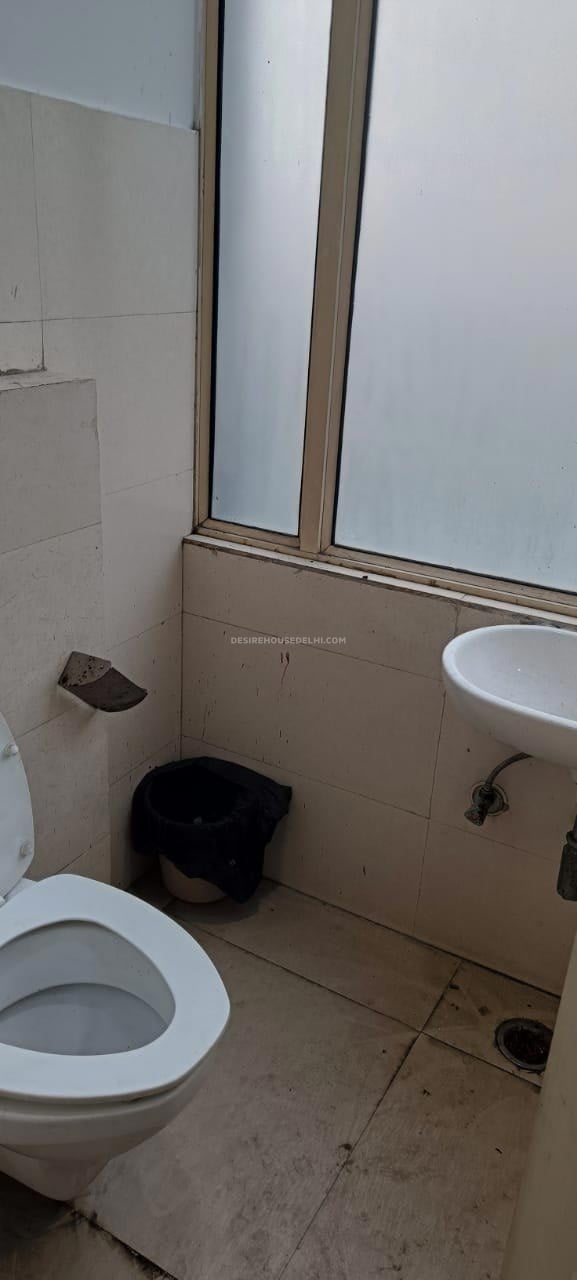 Ready-to-Move-5th-floor-office-space-for-Rent-in-Green-Park-Desirehousedelhi17