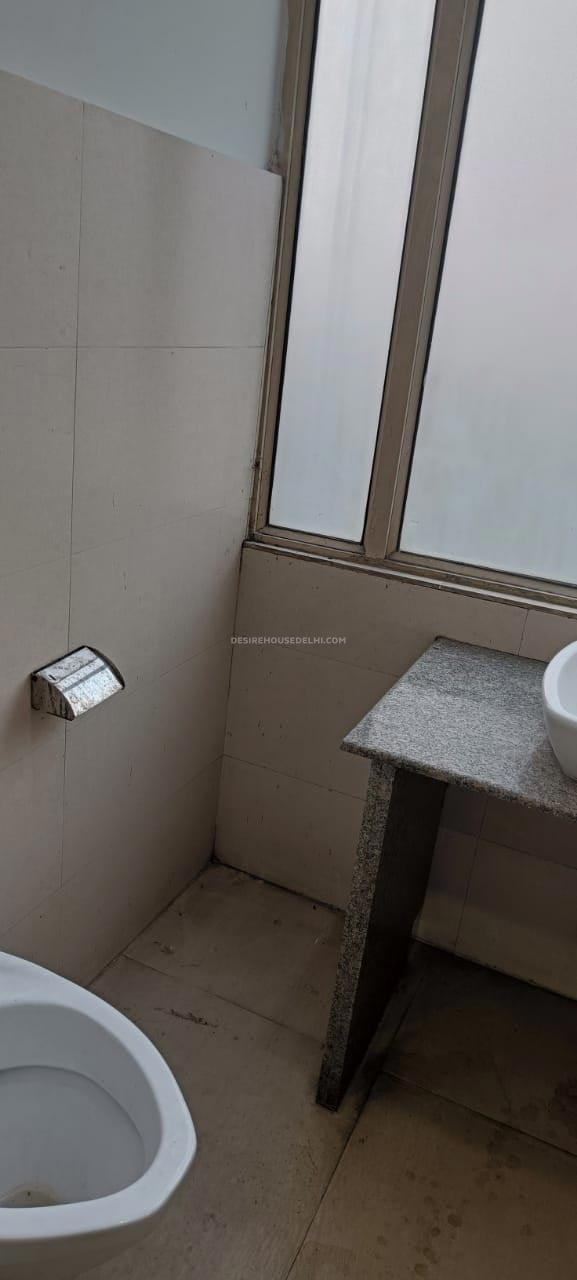 Ready-to-Move-5th-floor-office-space-for-Rent-in-Green-Park-Desirehousedelhi19